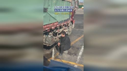 大车司机开到服务区，在车旁做白菜面条，网友：这才是生活