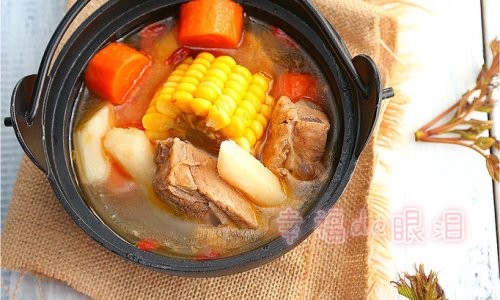 四小时煲出的一锅好汤：［番茄玉米猪骨汤］的做法