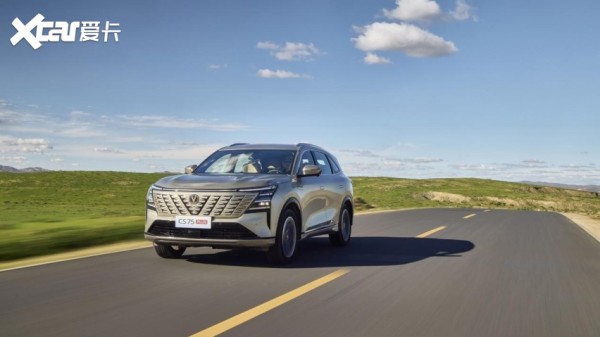 又省又稳,有里有面,长安第四代CS75PLUS不愧是打工人返乡路的好“