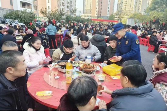 恩施州消防救援部门巧借小区元旦迎新长桌宴开展消防宣传 &nbsp;李兵/摄