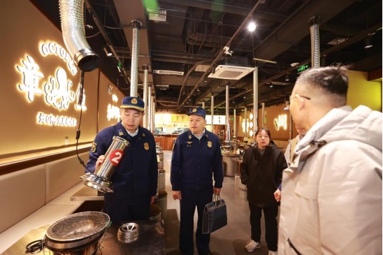 孝感市消防救援支队走进餐饮场所开展消防安全检查。付传虎/摄