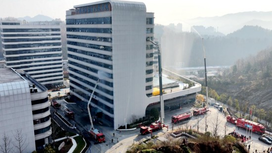 十堰市消防救援支队深入茅箭区人民医院开展高层医疗建筑灭火救援实战演练 &nbsp;&nbsp;乐伟/摄