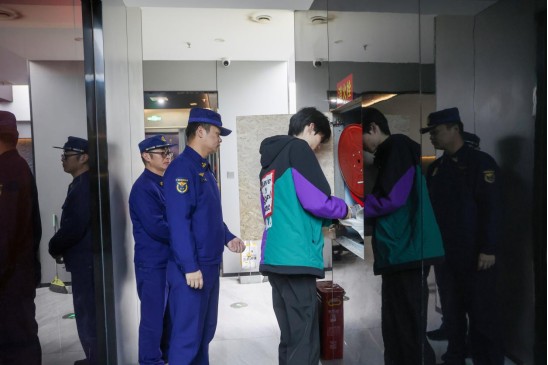 荆门市消防救援支队开展夜间突击检查，随机抽查网吧工作人员消防设施操作能力 魏欢欢/摄