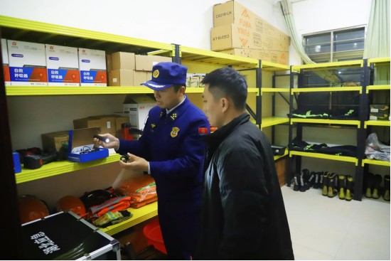 随州消防正在抽查乡镇消防队器材的维护保养情况 郭庆庆/摄