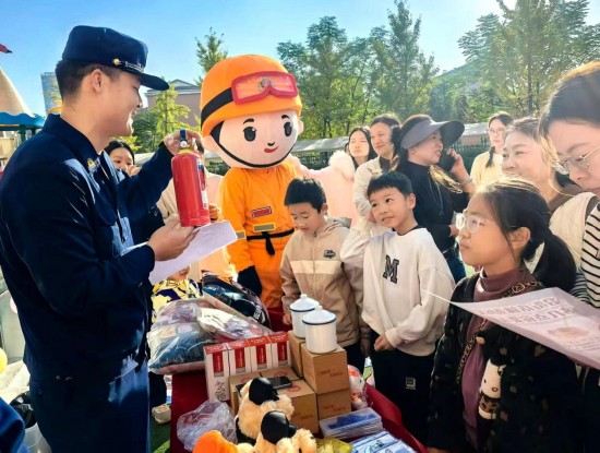 咸宁市“火焰蓝”宣教队联合社区网格员开展千人入户活动&nbsp;&nbsp;&nbsp;邓瑶/摄