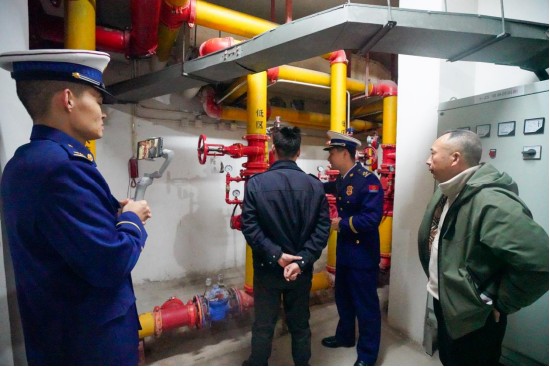 宜昌市消防人员为物业工作人员开展模拟隐患排查实操培训 &nbsp;&nbsp;&nbsp;杨凌骁/摄