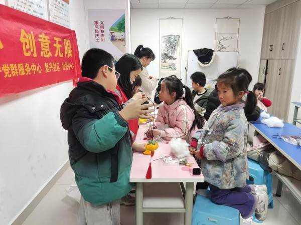 长宁中心复兴社区在新时代文明实践站开展迎新春“柿柿如意”非遗香包手工DIY”活动 (4)
