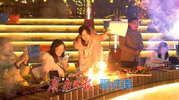 一年四季 泉在济南｜冰瀑围炉，暖冬奇遇！九如山以冰火交织的仪式感，点燃元旦假期的新玩法