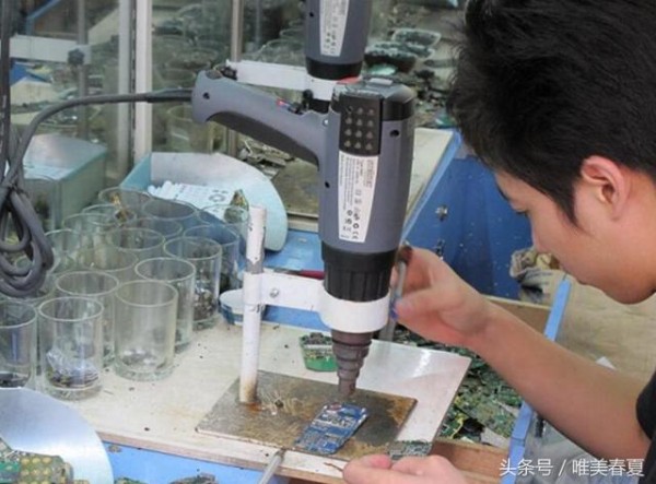 7张纪实照带你揭秘“旧手机换不锈钢盆”背后的秘密