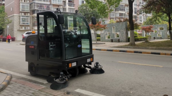 地面清洁新选择-驾驶式扫地机