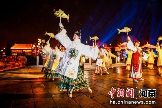 图为建业电影小镇花灯表演。中牟新区党工委宣传部供图