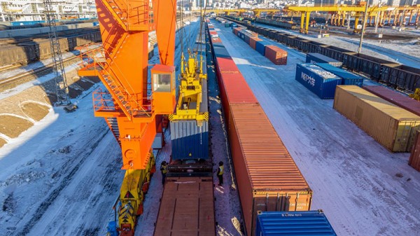 新年开工首日，绥芬河铁路口岸的作业清单排得满满当当。曲艺伟 摄