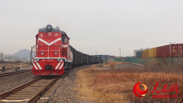 1月4日，X9018次中欧班列驶出义乌西站。人民网记者 张帆摄