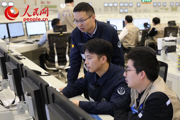 1月4日，工作人员在总调度室实时监控漳州核电机组运行情况。人民网 苏海森摄
