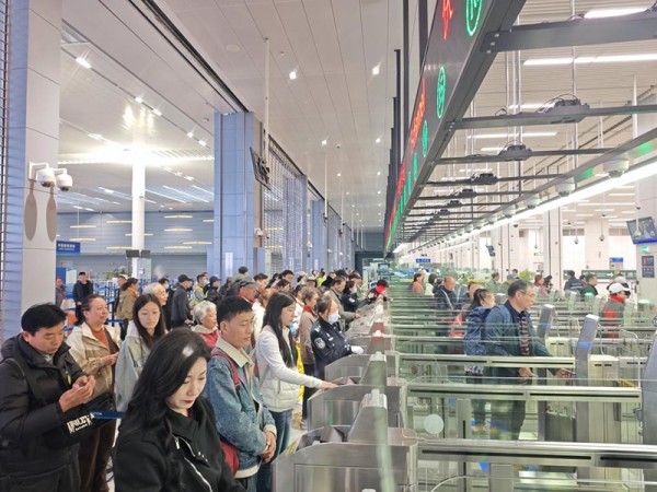 1月4日，港珠澳大桥珠海公路口岸迎来出境高峰。田佳琪摄