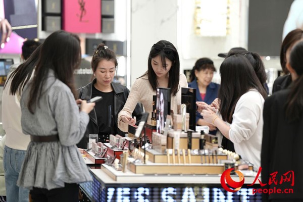 1月4日，游客在海口国际免税城选购免税商品。人民网记者 符武平摄