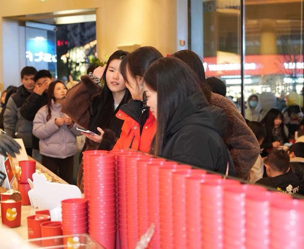 连日来崔月所在的饮品店生意火爆，元旦假期卖出去4000多杯。崔月摄