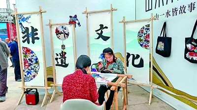 宁夏吴忠市巧儿刺绣工坊的手艺人在制作刺绣。资料图片