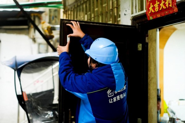 工作人员上门安装智慧养老平台设备。