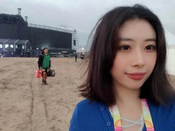 10月7日，报道日照音乐节通宵到凌晨五点，头发杂乱。