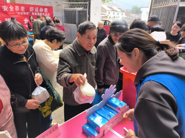 “新时尚”遇上“烟火气” 垃圾分类进公益集市