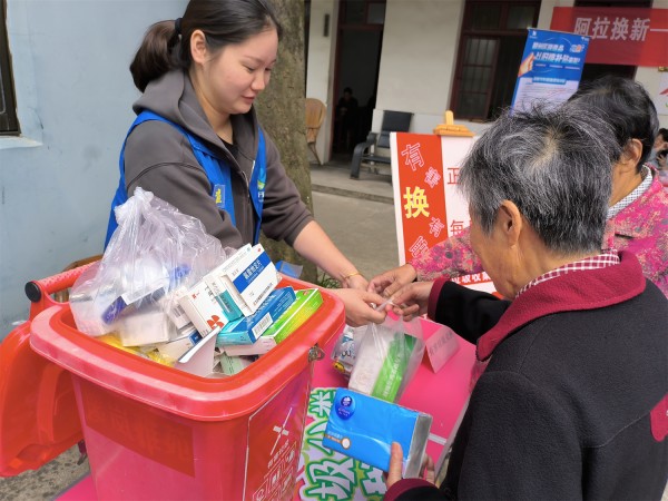 “新时尚”遇上“烟火气” 垃圾分类进公益集市