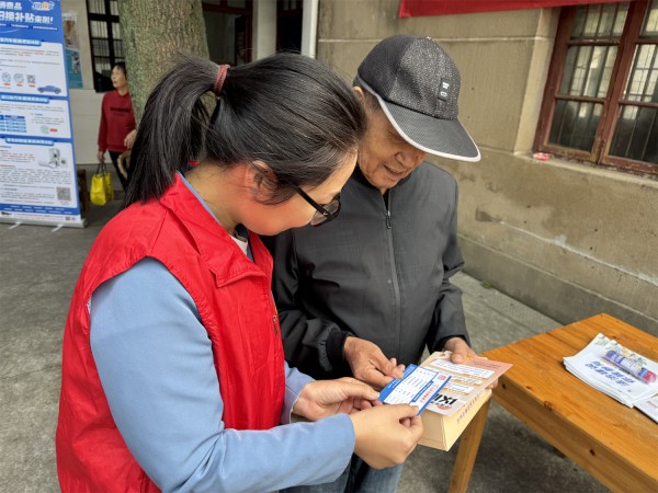 “新时尚”遇上“烟火气” 垃圾分类进公益集市