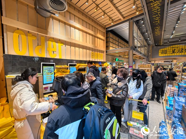 在三只松鼠生活馆,顾客排队结账。人民网记者 汪瑞华摄