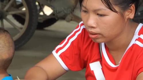 小丽不讲规矩，把鸡拿到市场里面来卖