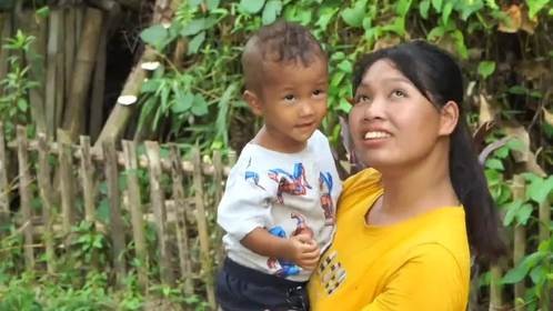 小丽在准备给新房子进门处做一个气派的大门