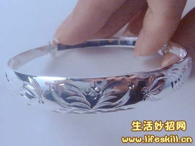 巧用牙膏洗银饰