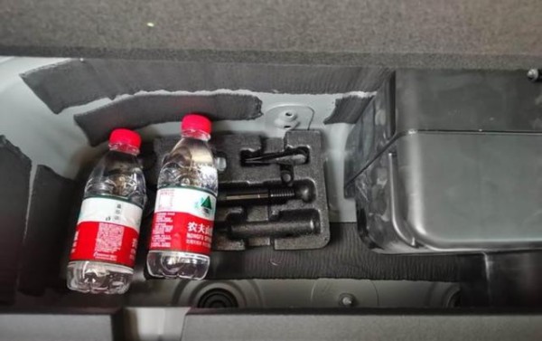 用车一年多我才发现汽车没有手套箱对日常没有影响,合理收纳才是真正提升用车幸福感的关键-有驾