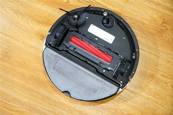 扫拖机器人拖地有哪些坑？这种设计可谓费力又不讨好