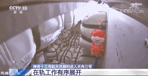 航天员开始太空扫码“拆快递”：这个举动太有爱了