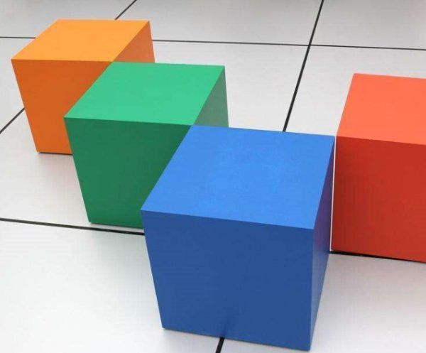 q4:生活中蓝色正方形的有什么东西?红色正方形的又有什么东西?