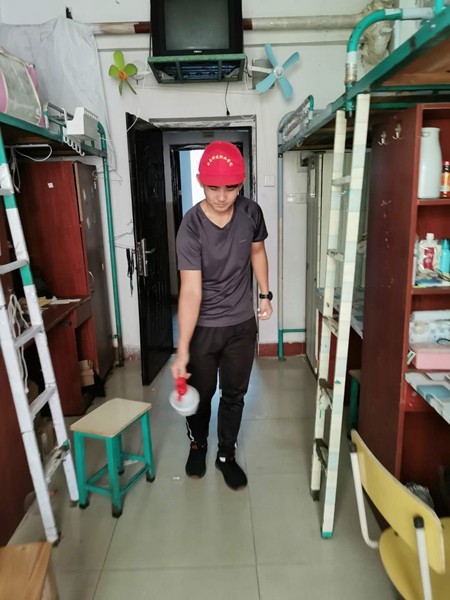 海科大教职工帮助学生打扫宿舍卫生