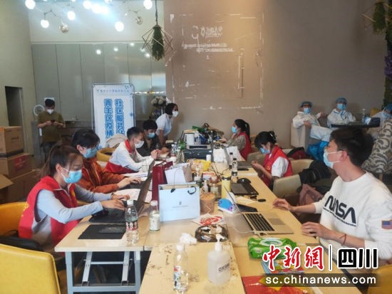 大家正在忙碌。青羊区委宣部 供图