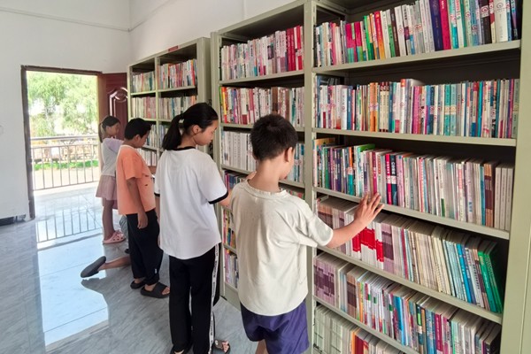 小学生寻找自己喜欢书籍。