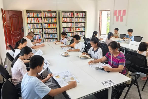 学生们在认真阅读。