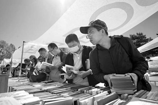 书市昨天开幕后，观众兴致勃勃地赶来淘书。本报记者 程功 摄