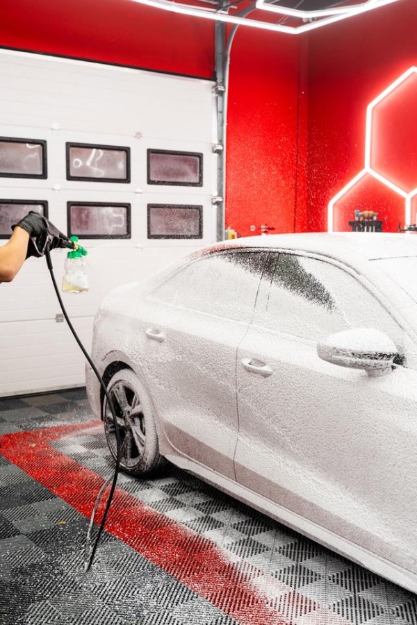 新手车主必看！汽车打蜡全流程指南，学会这5步车漆亮过4S店-有驾