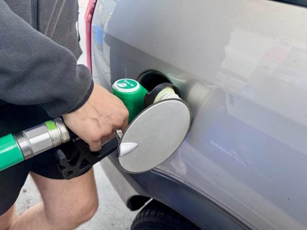 新手车主必看！汽车打蜡全流程指南，学会这5步车漆亮过4S店-有驾