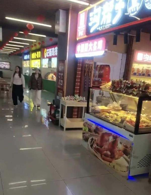 高速服务区厕所有门不开遭吐槽 绕行商业区引争议