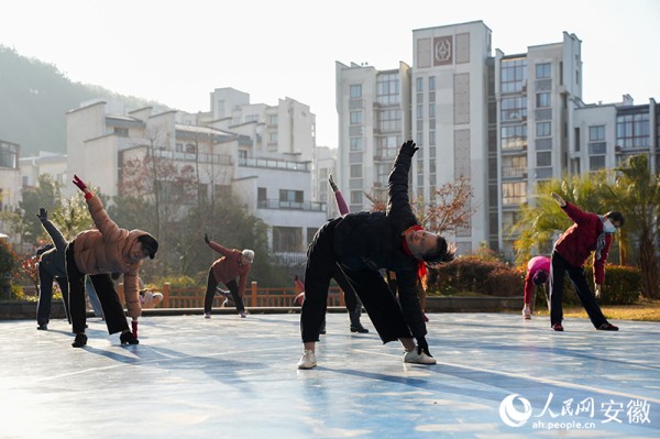清晨，社员们在广场上晨练。人民网记者 王锐摄
