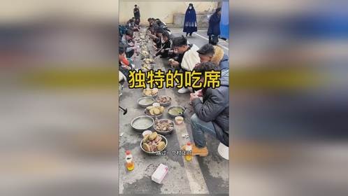 为啥不把饭菜放桌上，坐在凳子上吃呢？