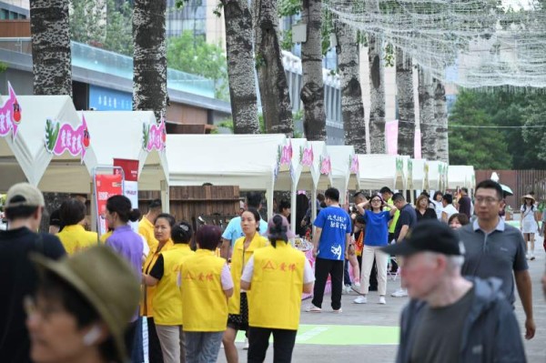 2024北京消费季“一刻钟品质生活节”启动现场举办生活服务市集。主办方供图