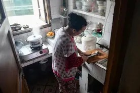 婆婆来家2天，厨房塑料袋都不见了！瞧着这“手法”，高明又实用图片