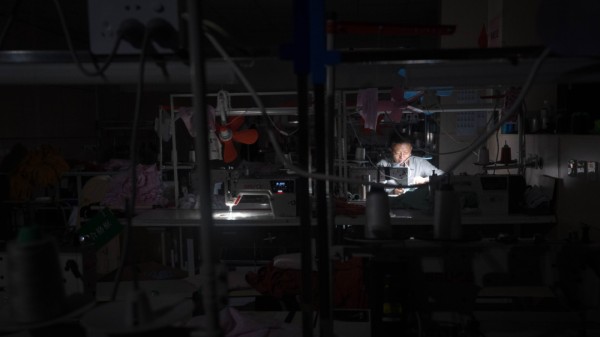 ▲夜里十点半，张顺在加班。新京报记者 吴瑜 摄