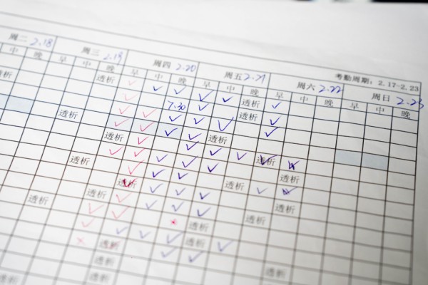 ▲工厂考勤表，标注着工人离岗透析的时间点。新京报记者 吴瑜 摄