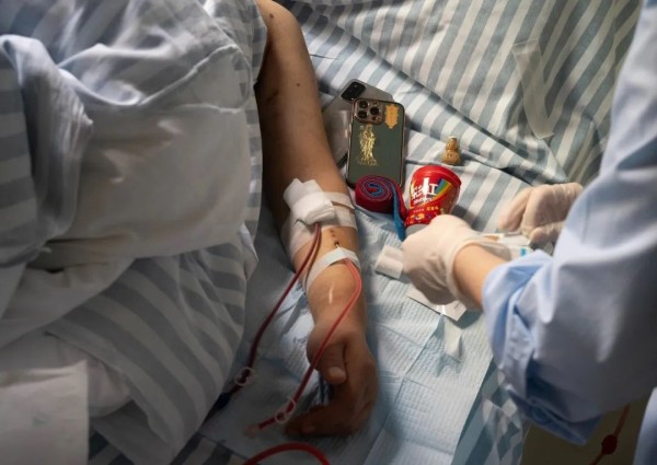 ▲尿毒症病人透析中，枕边备着速效救心丸、防止低血糖的彩虹糖。新京报记者 吴瑜 摄